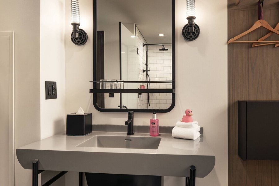 Hotel Louisville — Bathroom