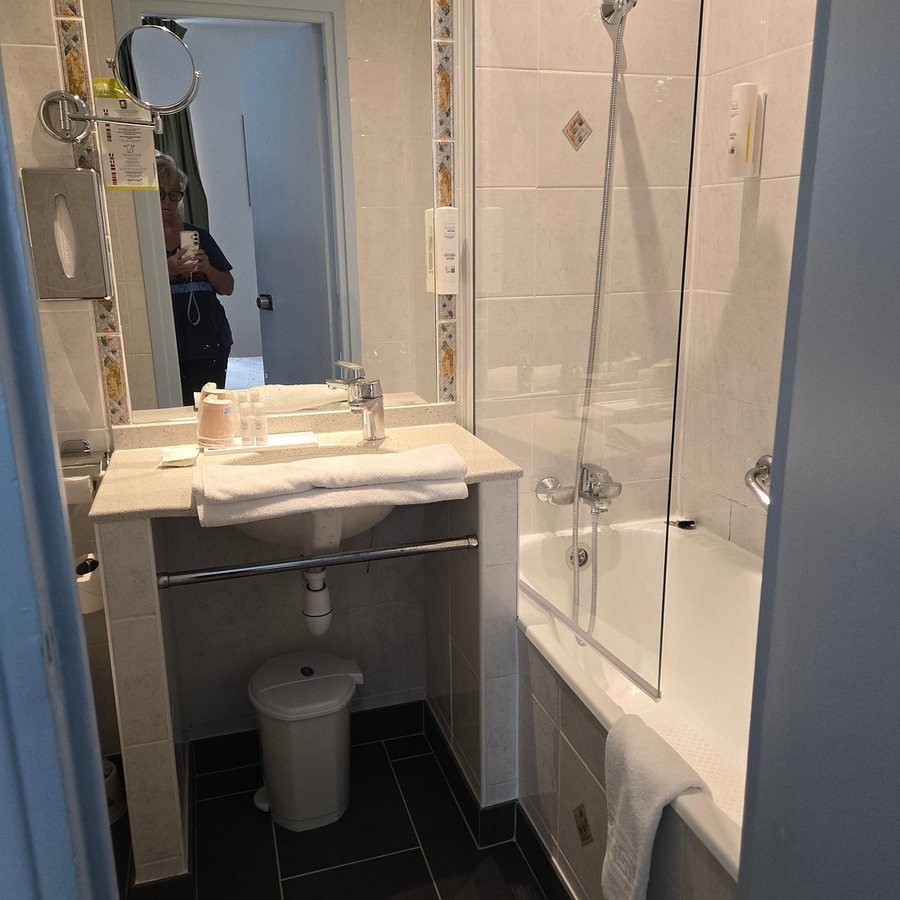 Hotel Louvre Bons Enfants — Bathroom