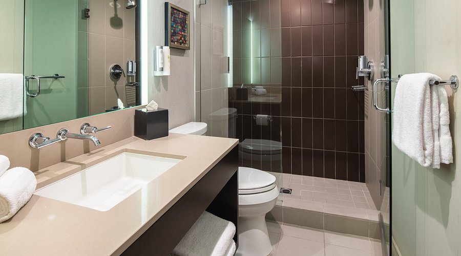 Hotel Lucent — Bathroom