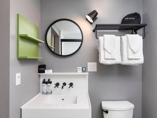 Hotel Lumberjack — Bathroom