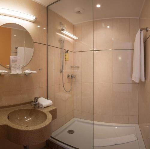 Hotel Luxembourg Parc — Bathroom