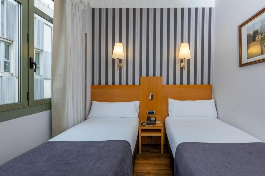 Hotel Lyon Barcelona Catalonia — Guest room