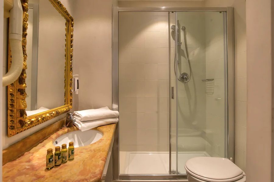Hotel Machiavelli Palace — Bathroom