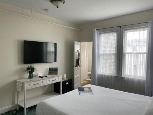 Hotel Macomber — Guest room