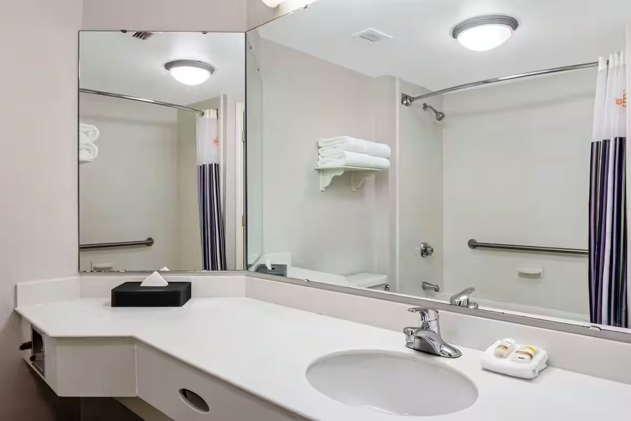 Hotel Macon GA I 75 South — Bathroom