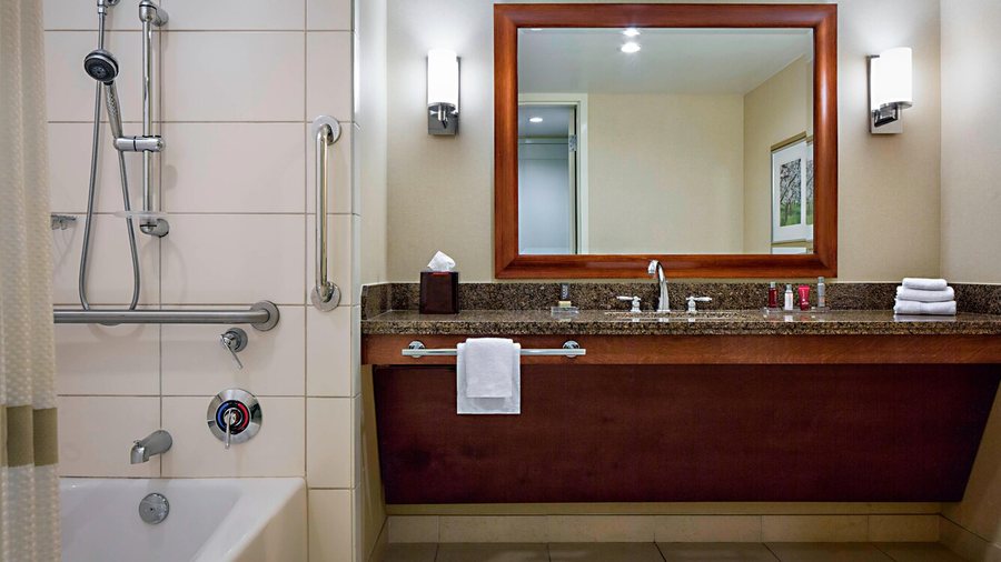 Hotel Macon GA West — Bathroom