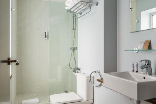 Hotel Madanis — Bathroom