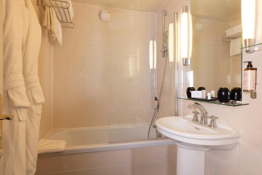Hotel Madeleine Plaza — Bathroom