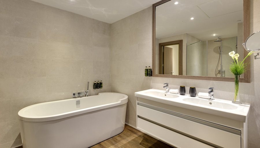 Hotel Madrid Centro Affiliated by Melia — Bathroom