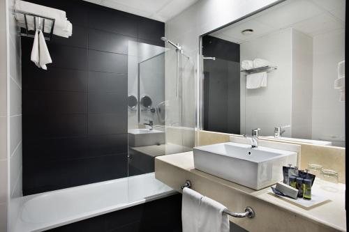Hotel Madrid Chamartin Affiliated by Melia — Bathroom
