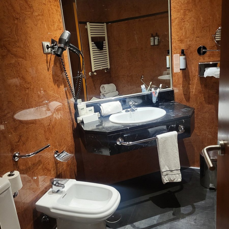Hotel Madrid Plaza Espana Affiliated By Melia — Bathroom