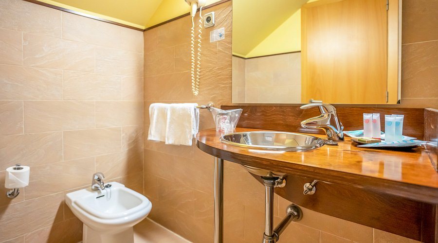 Hotel Madrid Reina Victoria — Bathroom