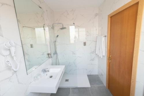 Hotel Madrisol — Bathroom
