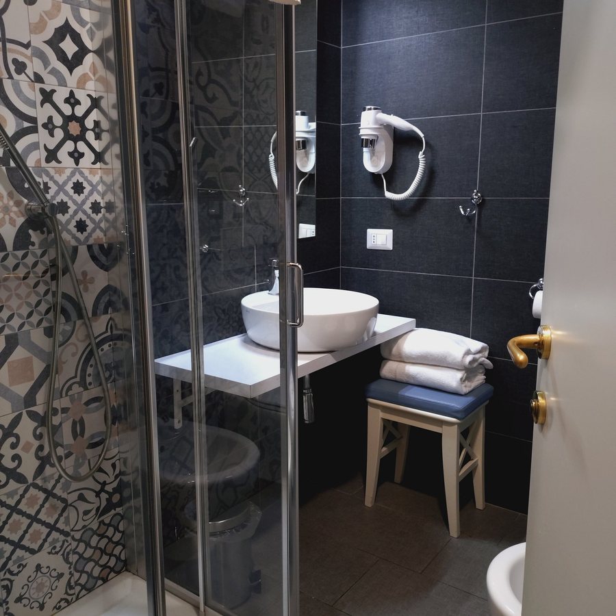 Hotel Magenta — Bathroom