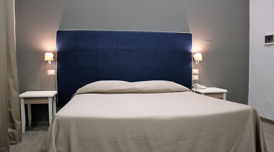 Hotel Magenta — Guest room