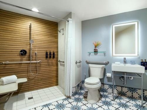 Hotel Mai — Bathroom