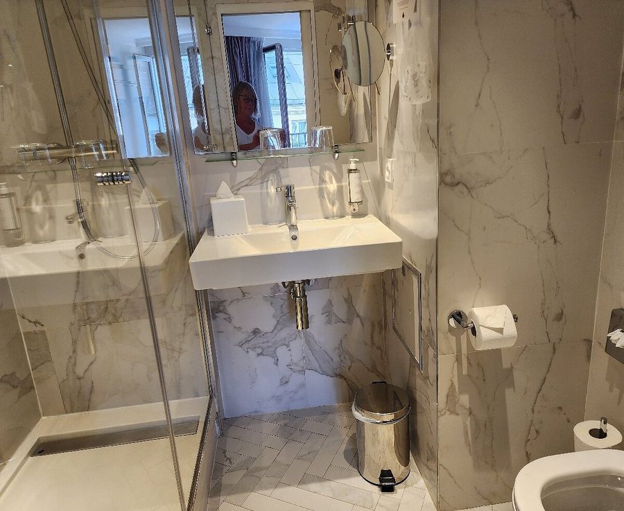 Hotel Maison Pigalle — Bathroom