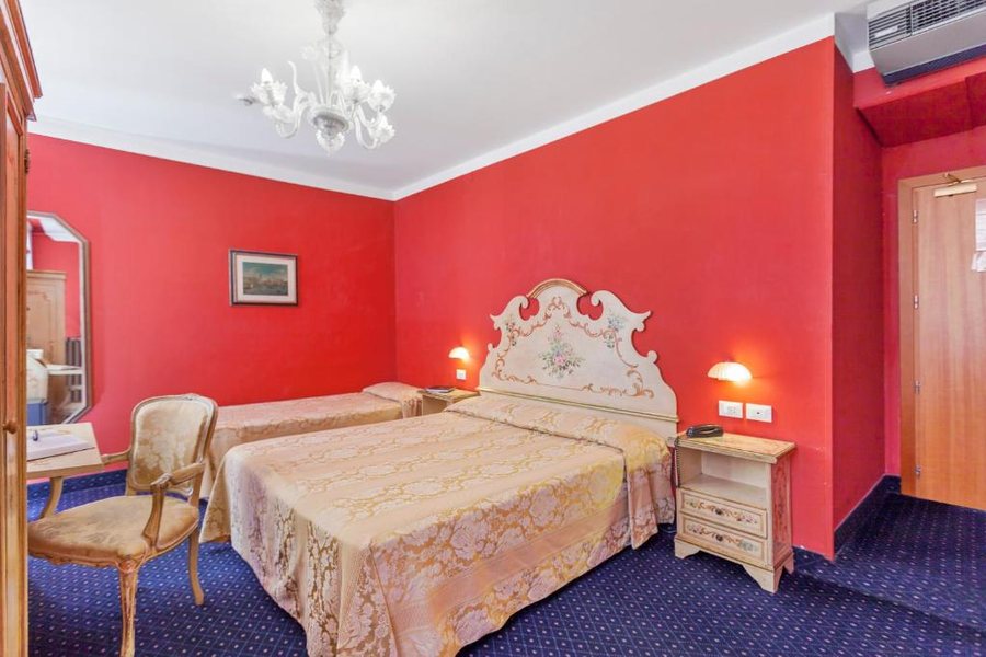 Hotel Malibran — Guest room