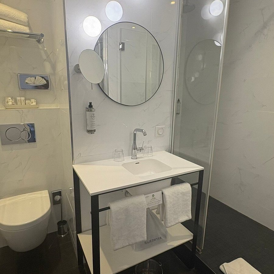 Hotel Malte Astotel Paris Ile de France — Bathroom