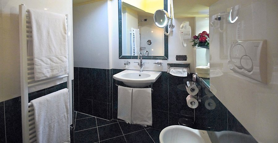 Hotel Manfredi Suite In Rome — Bathroom