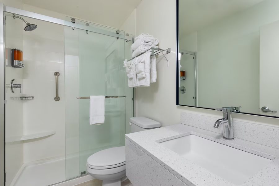 Hotel Manteo — Bathroom
