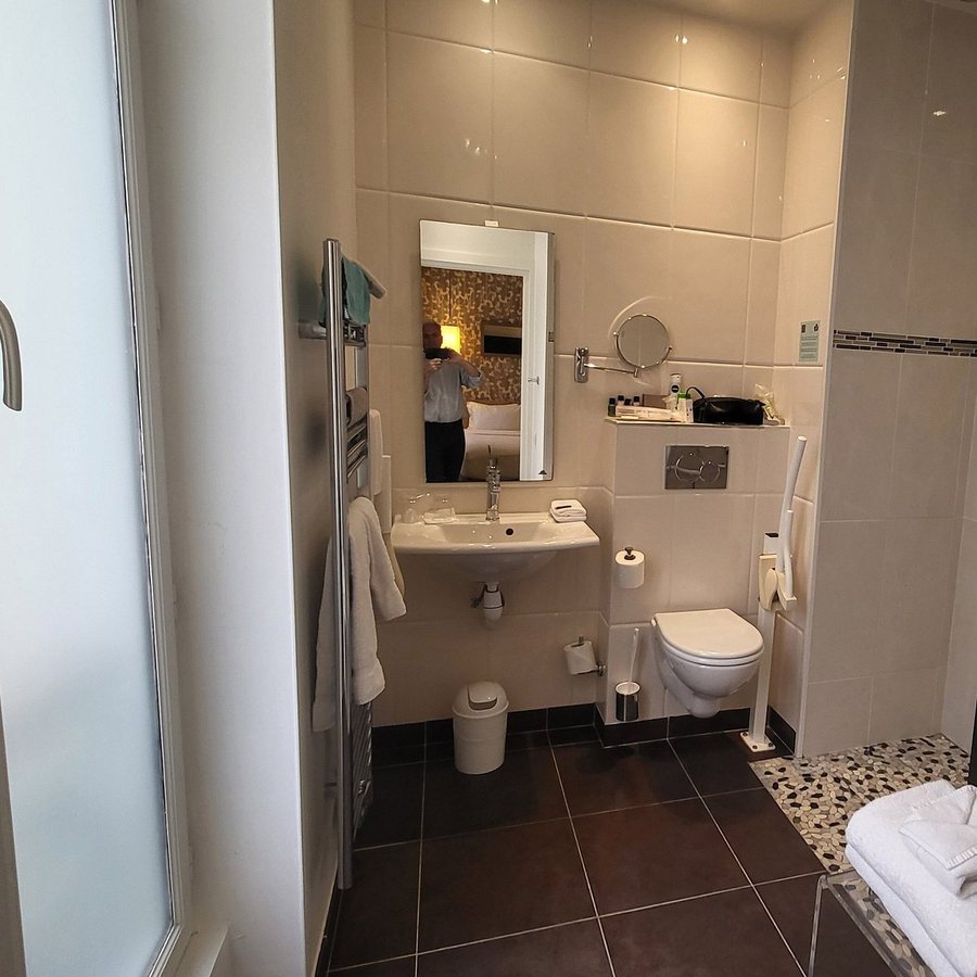 Hotel Marais Bastille — Bathroom
