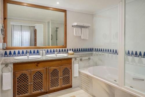 Hotel Marbella — Bathroom