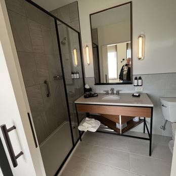 Hotel Marcel New Haven Tapestry Collection By Hilton — Bathroom