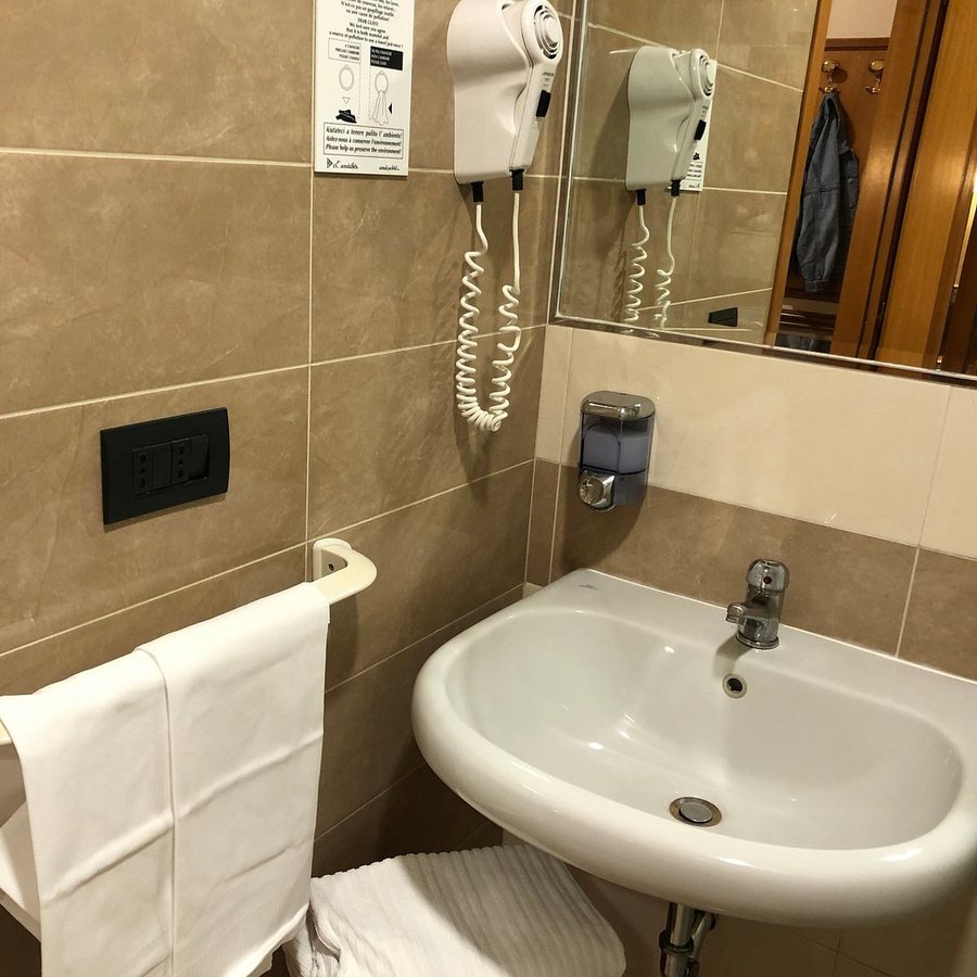 Hotel Marco Polo — Bathroom