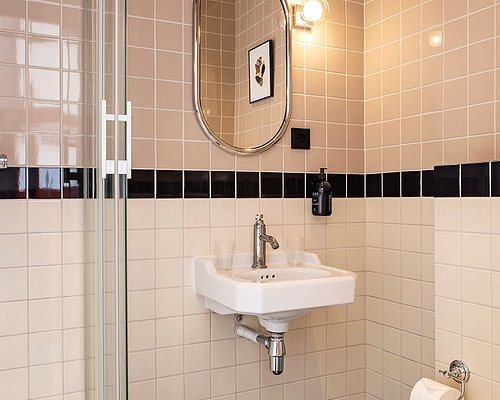 Hotel Marguerite — Bathroom
