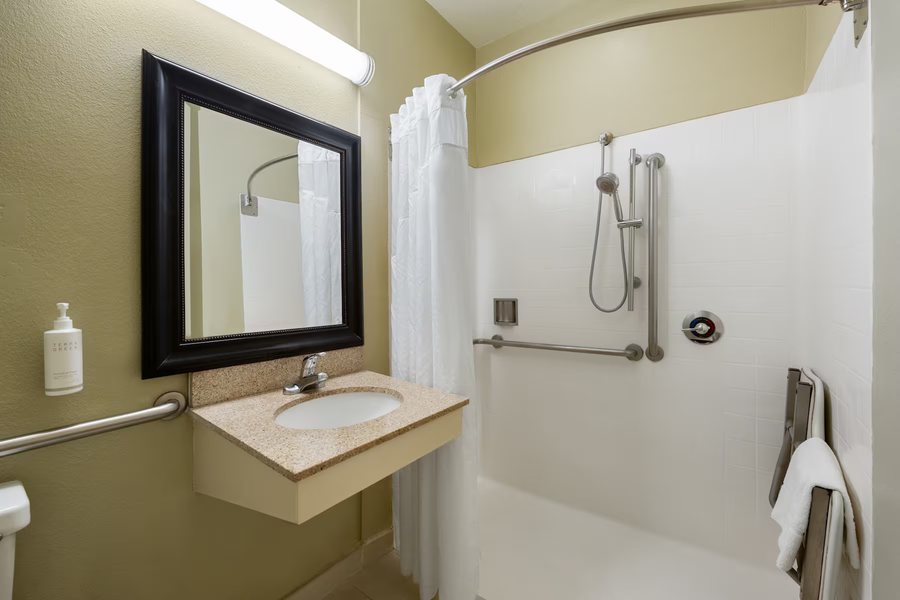 Hotel Marguerite Trademark Collection by Wyndham — Bathroom