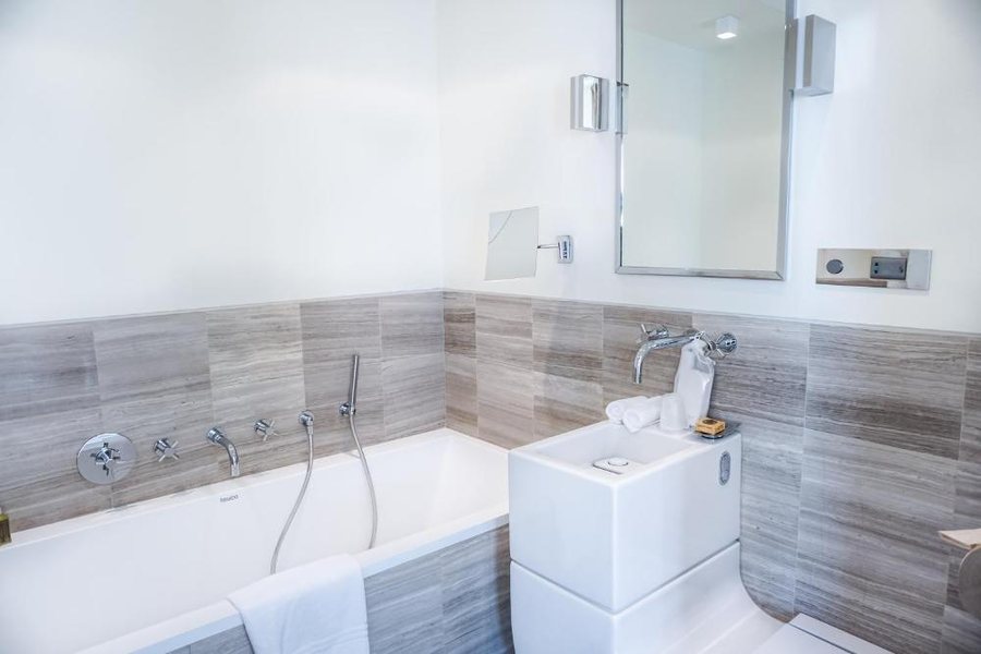 Hotel Marignan Champs Elysees — Bathroom