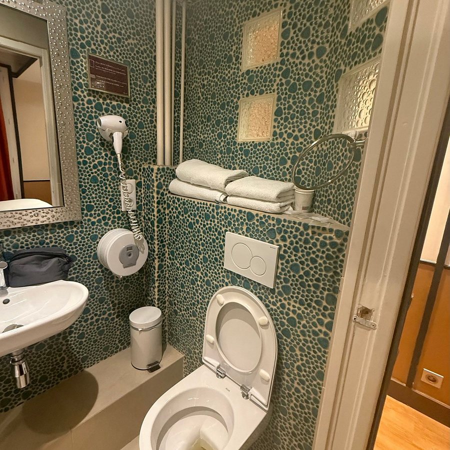 Hotel Marignan — Bathroom