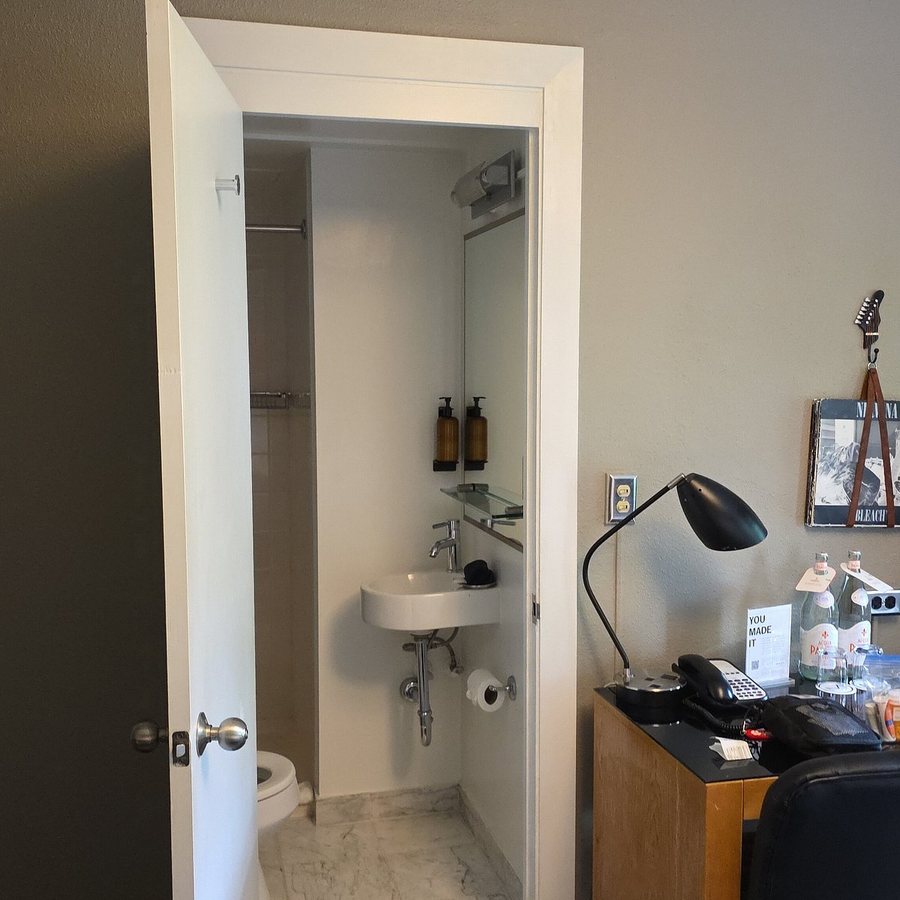 Hotel Max — Bathroom