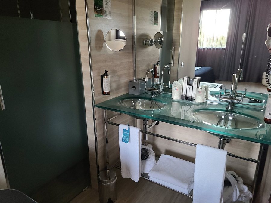 Hotel Maydrit Airport — Bathroom