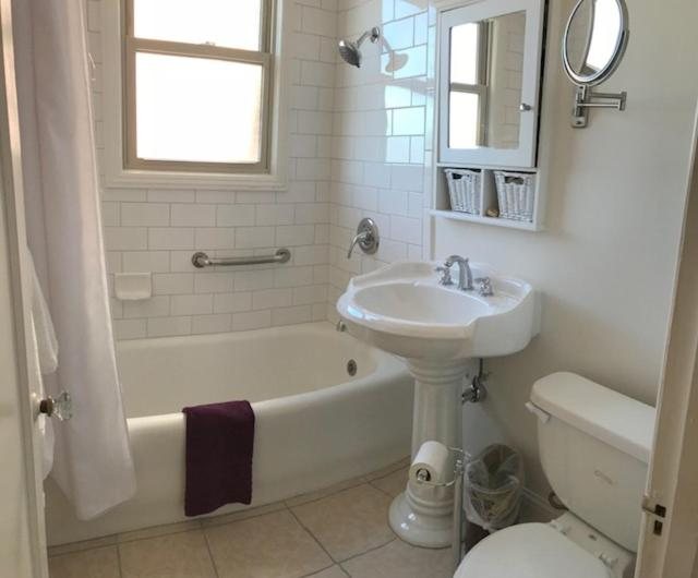 Hotel Mayflower — Bathroom