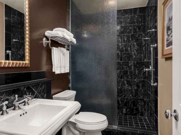 Hotel Mazarin — Bathroom