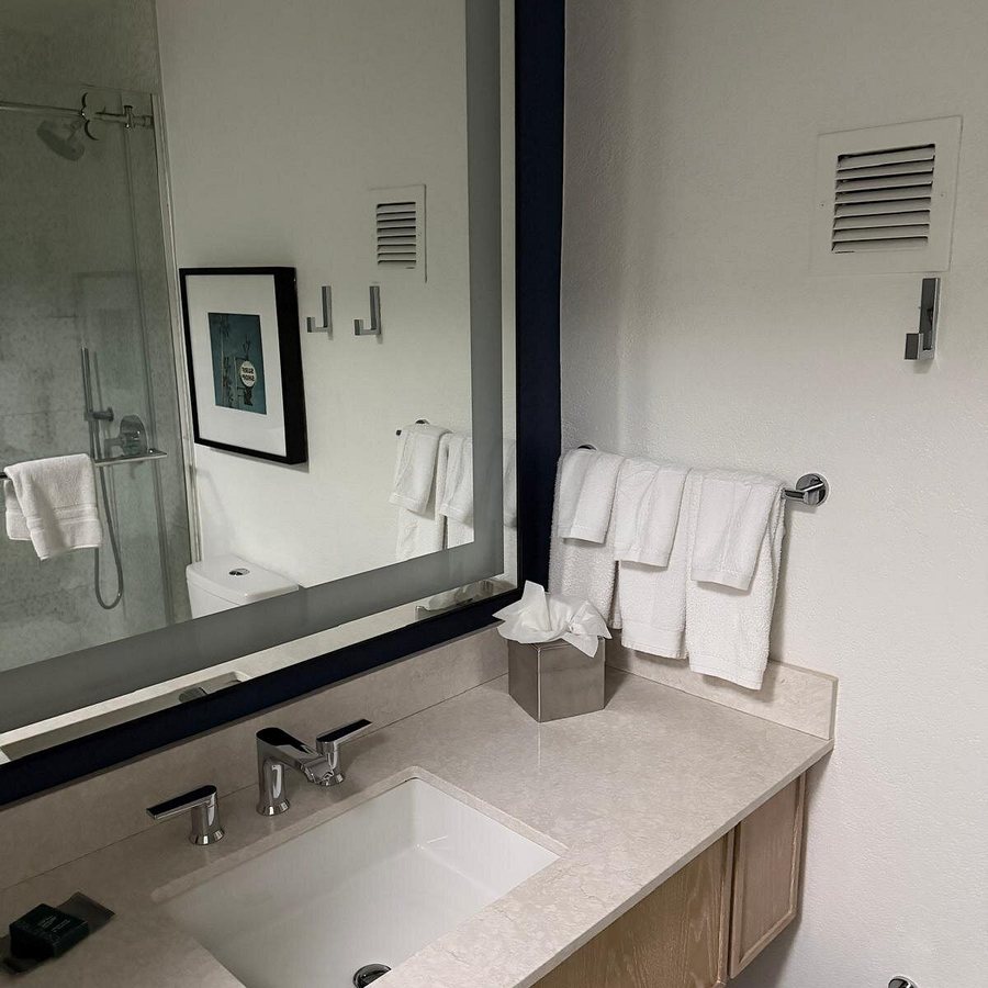 Hotel MdR Marina del Rey a DoubleTree by Hilton Los Angeles California — Bathroom