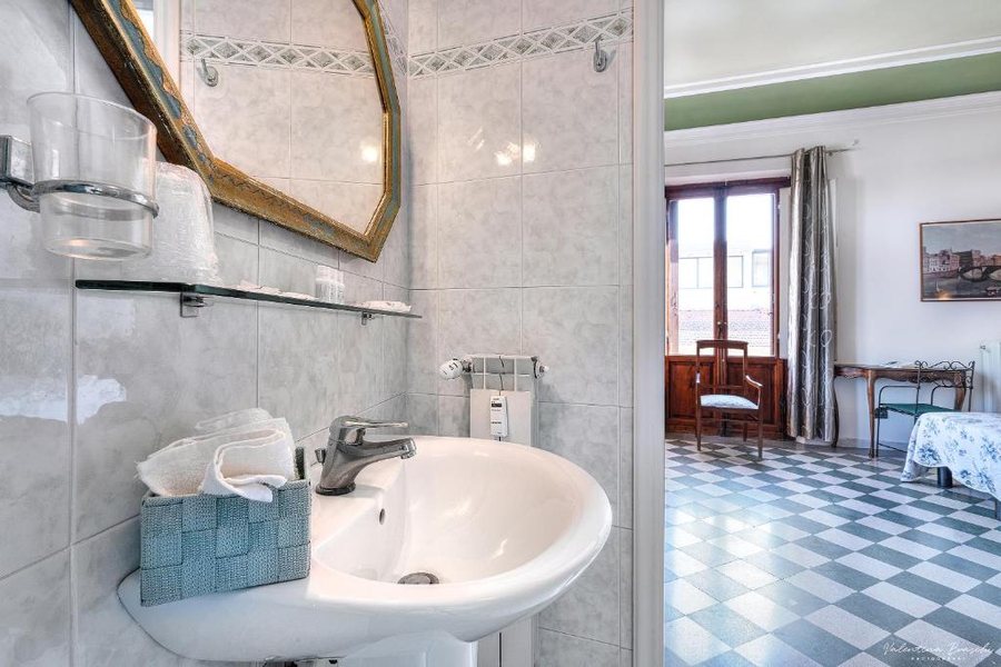 Hotel Medici — Bathroom