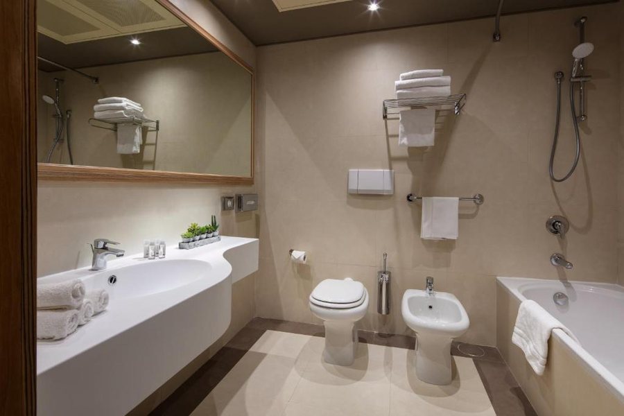 Hotel Medici — Bathroom