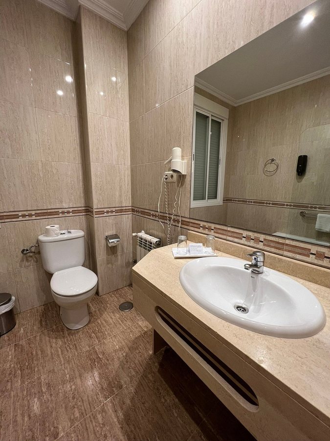 Hotel Mediodia Madrid — Bathroom