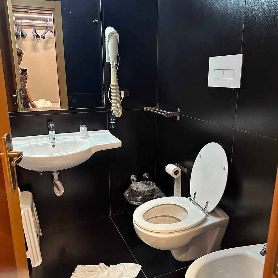 Hotel Mediterraneo — Bathroom