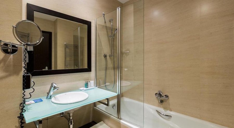 Hotel Mercader — Bathroom