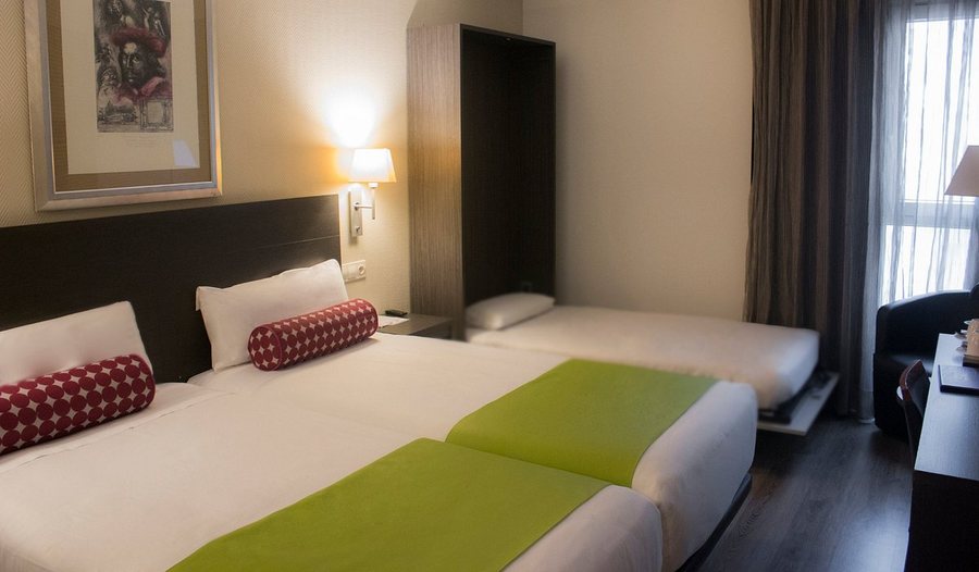 Hotel Mercader — Guest room