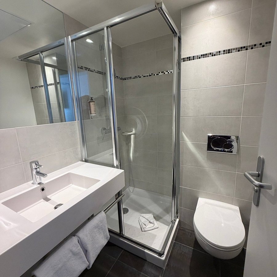 Hotel Mercure Paris Alesia — Bathroom
