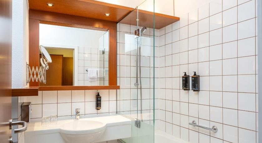 Hotel Mercure Wien Westbahnhof — Bathroom