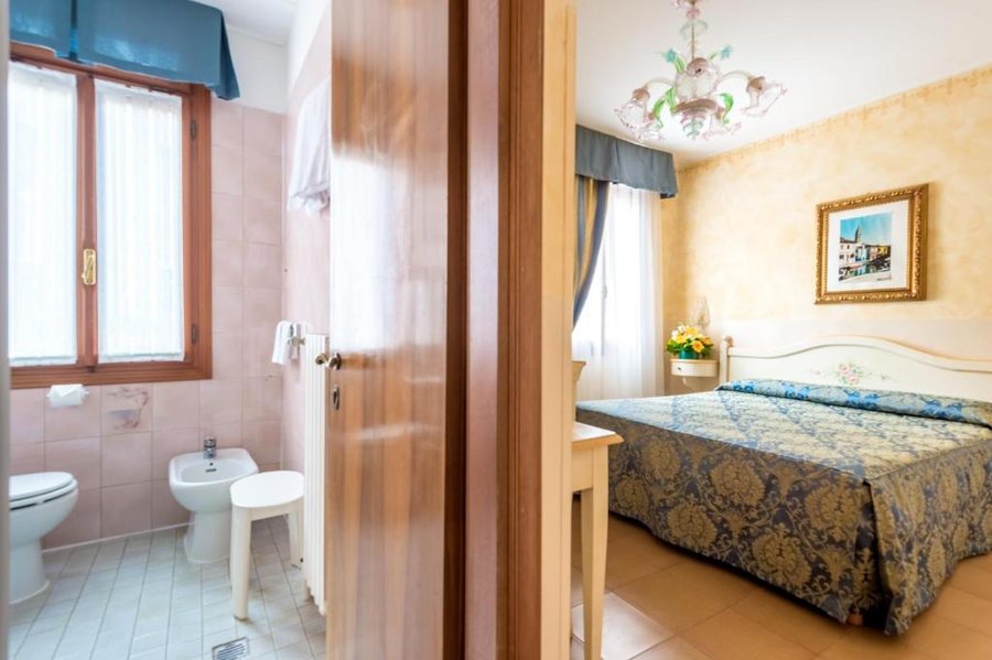 Hotel mercurio — Bathroom