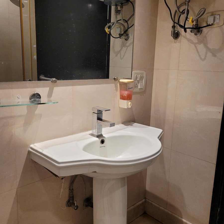 Hotel Meridian Plaza — Bathroom
