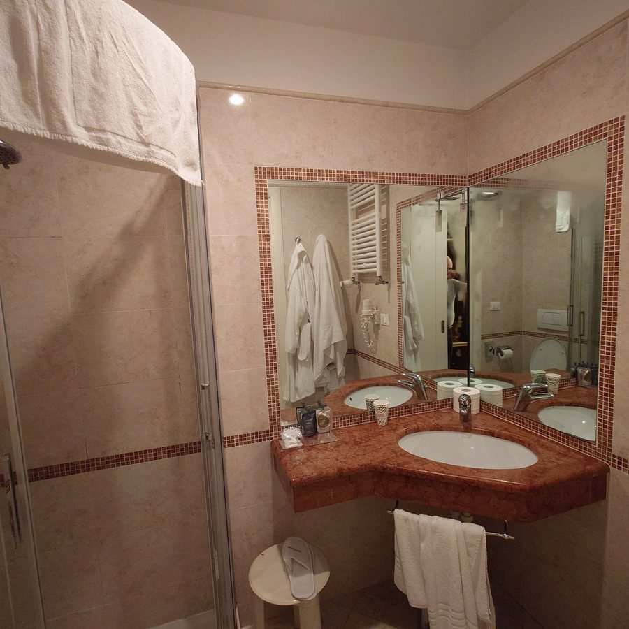 Hotel Meridiana — Bathroom