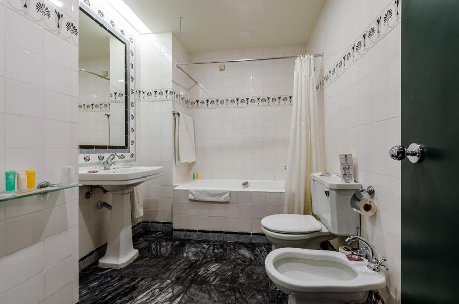 Hotel Metropole — Bathroom